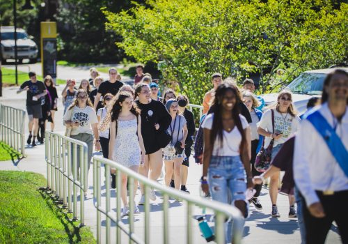 Sudents walking toward the quad